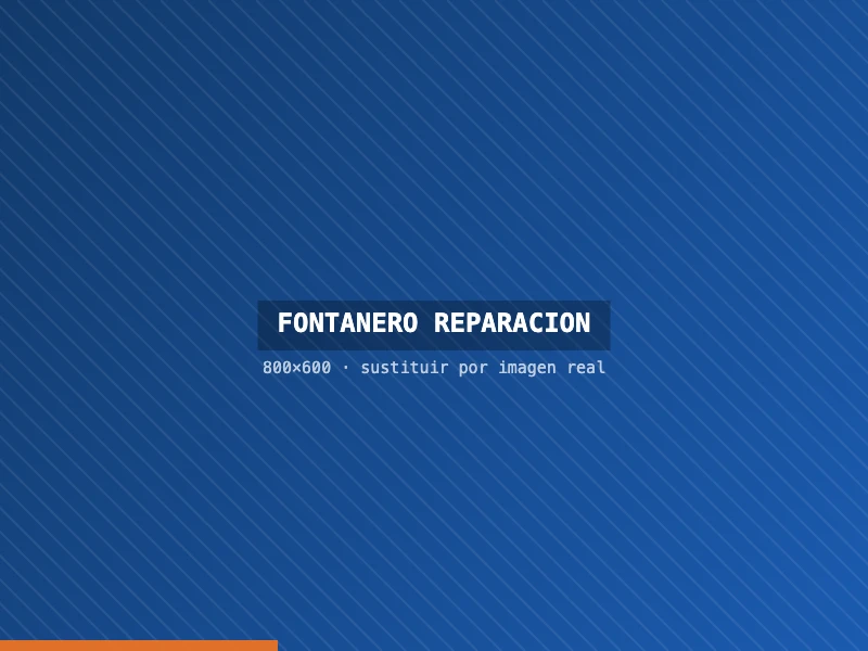 Fontanero reparando una fuga bajo el fregadero